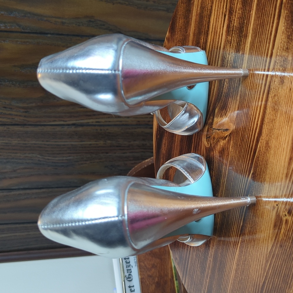 Silver Heels - Picture 10 of 11